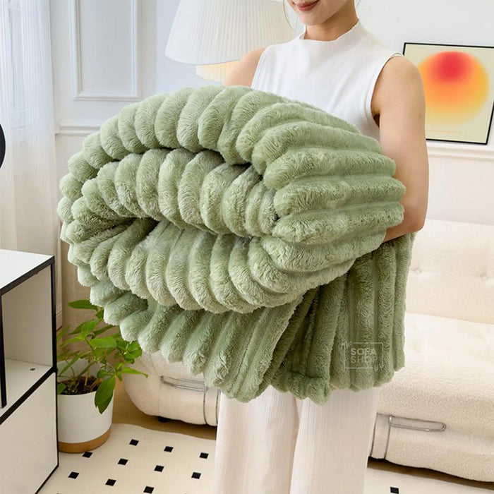 Elegant Green Flannel Plush Blanket 150x200cm | Luxuriously Soft Warm Blanket for Couch Bed Sofa | The Sofa Shop