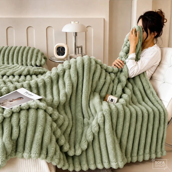 Elegant Green Flannel Plush Blanket 150x200cm | Luxuriously Soft Warm Blanket for Couch Bed Sofa | The Sofa Shop