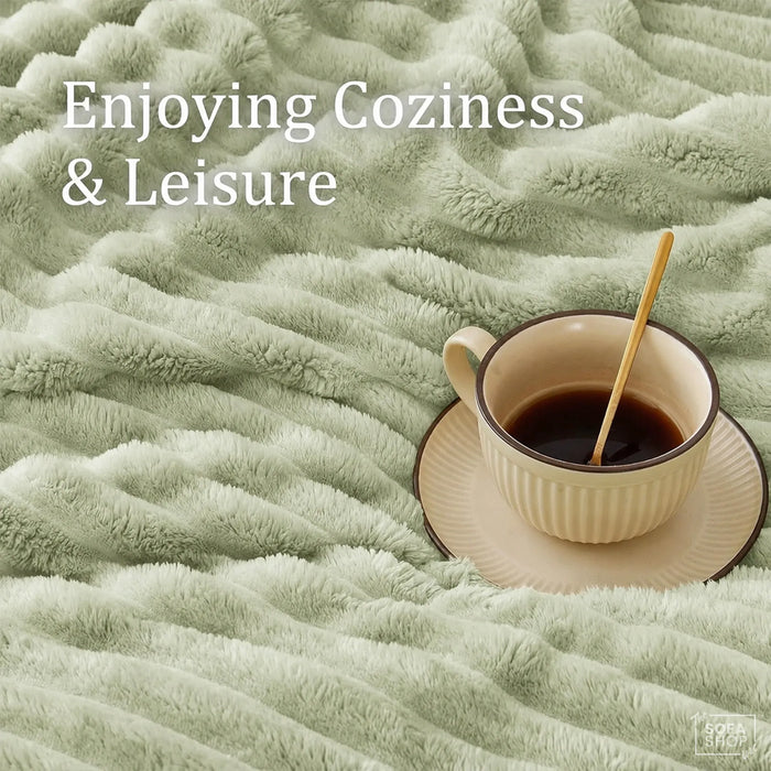 Elegant Green Flannel Plush Blanket 150x200cm | Luxuriously Soft Warm Blanket for Couch Bed Sofa | The Sofa Shop