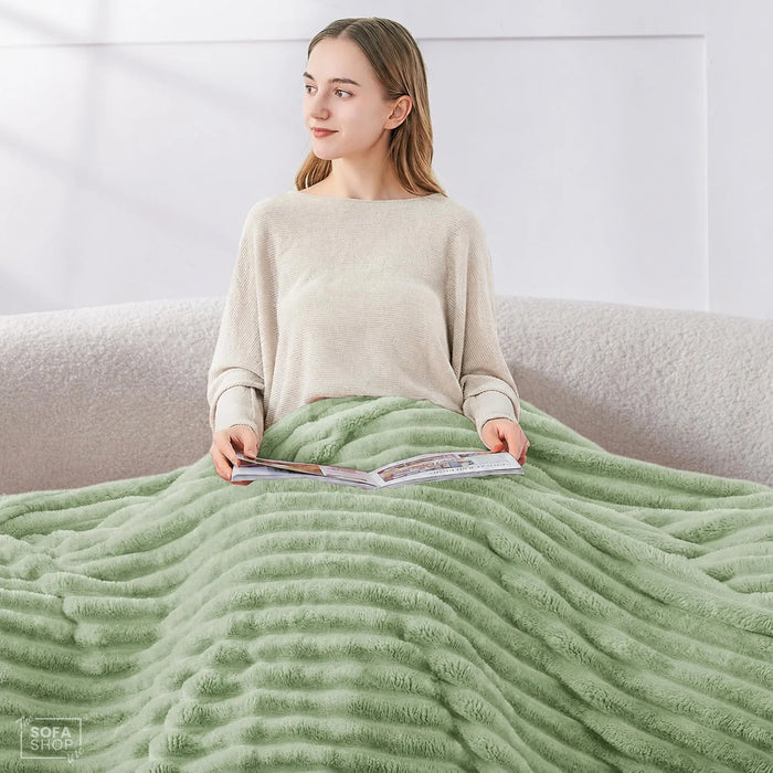 Elegant Green Flannel Plush Blanket 150x200cm | Luxuriously Soft Warm Blanket for Couch Bed Sofa | The Sofa Shop